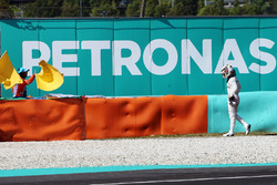 Lewis Hamilton, Mercedes AMG F1 si ritira dalla gara per la rottura del motore