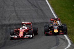 Im Zweikampf: Sebastian Vettel, Ferrari SF16-H, und Daniel Ricciardo, Red Bull Racing RB12