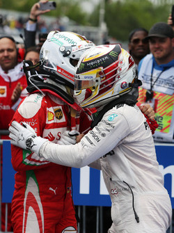 Ganador, Lewis Hamilton, Mercedes AMG F1 celebra con Sebastian Vettel, Ferrari