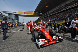 Sebastian Vettel, Ferrari SF16-H en la parrilla