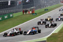 Romain Grosjean, Haas F1 Team VF-16; Pascal Wehrlein, Manor Racing MRT05