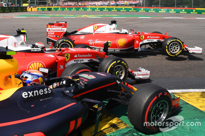 Sebastian Vettel, Ferrari, Kimi Raikkonen, Ferrari, Max Verstappen, Red Bull Racing chocan en la chi