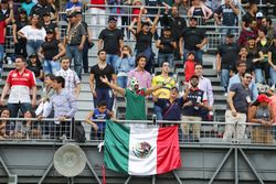 Aficionados en la tribuna