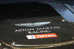 Aston Martin con logo Total