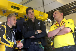 Kevin Magnussen, Renault Sport F1 Team; Esteban Ocon, Ersatzfahrer, Renault Sport F1 Team; Renault S