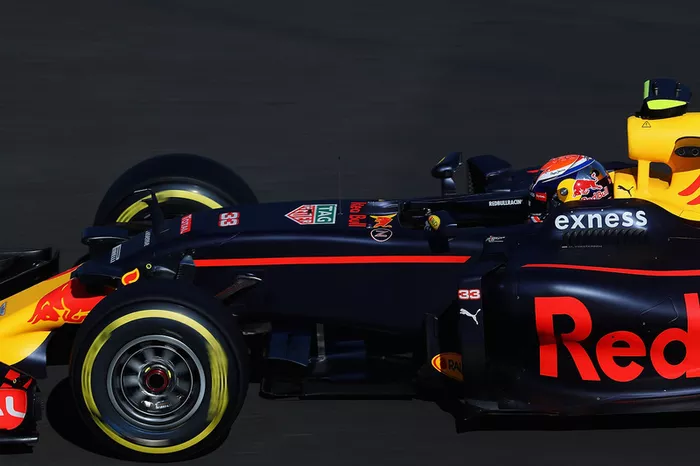 Max Verstappen perde para Daniel Ricciardo, mas neste sábado conseguiu marcar seu gol.  O holandês abre a segunda fila amanhã com o australiano ao seu lado. O placar é de 10 a 5 para Ricciardo.