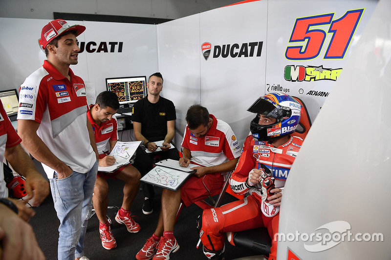 Andrea Iannone muss passen und sein Bike Michele Pirro überlassen