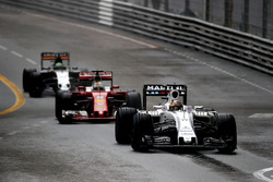 Felipe Massa, Williams FW38, lidera a Sebastian Vettel, Ferrari SF16-H, y a Nico Hulkenberg, Force I