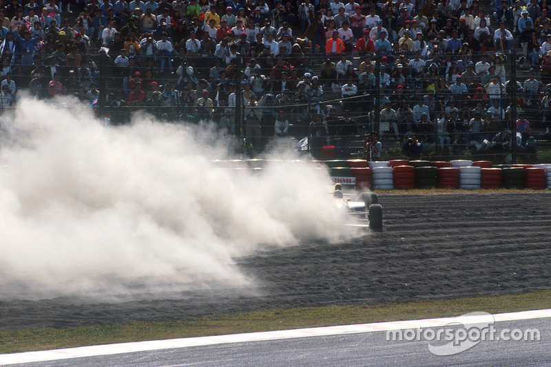 Mansells Williams dreht sich ins Kiesbett und bleibt dort stecken