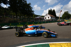 Pascal Wehrlein, Manor Racing MRT05 en Esteban Ocon, Manor Racing MRT05 bij de start van de race