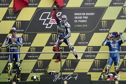 Podium: winnaar Jorge Lorenzo, Yamaha Factory Racing, tweede plaats Valentino Rossi, Yamaha Factory