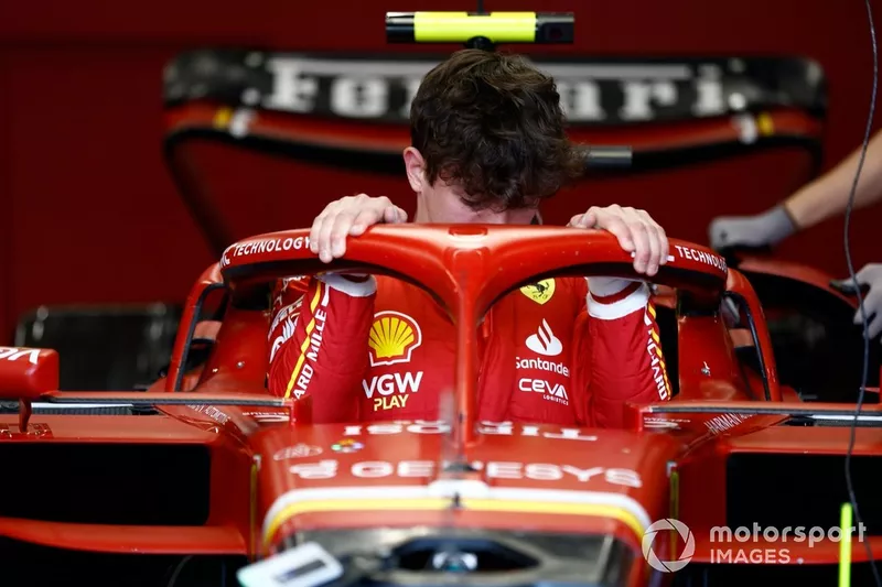 Oliver Bearman, Scuderia Ferrari, a un siège adapté