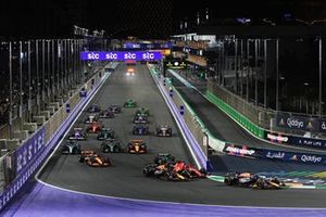 Max Verstappen, Red Bull Racing RB20, Charles Leclerc, Ferrari SF-24, Sergio Pérez, Red Bull Racing RB20, Fernando Alonso, Aston Martin AMR24, Oscar Piastri, McLaren MCL38, el resto de la parrilla en la salida.