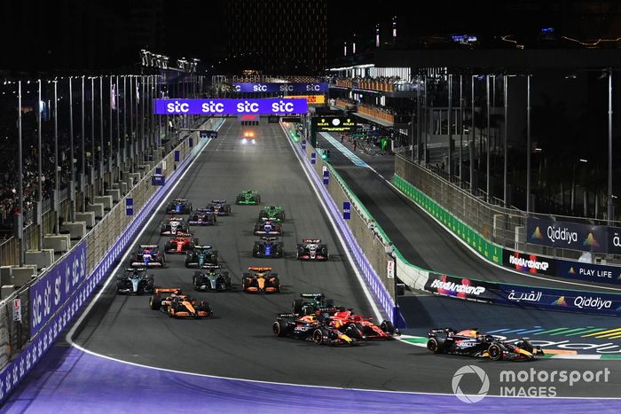 Max Verstappen, Red Bull Racing RB20, Charles Leclerc, Ferrari SF-24, Sergio Pérez, Red Bull Racing RB20, Fernando Alonso, Aston Martin AMR24, Oscar Piastri, McLaren MCL38, el resto de la parrilla en la salida.