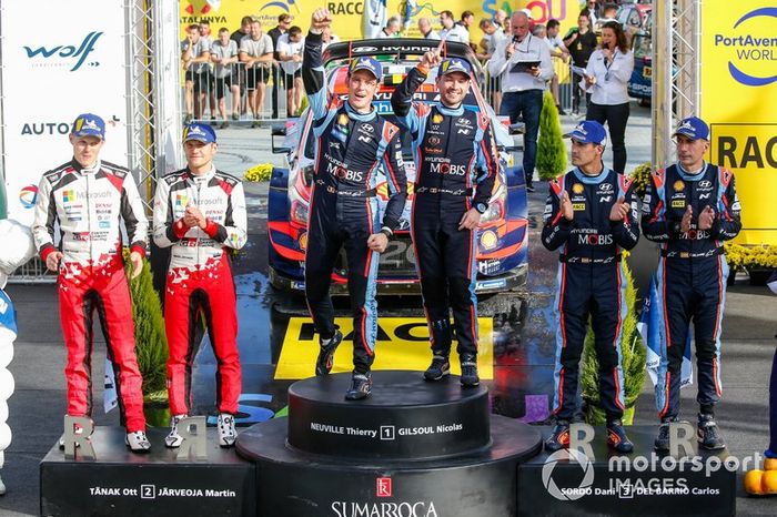 PPodio: Ganador Thierry Neuville, Nicolas Gilsoul, Hyundai Motorsport Hyundai i20 WRC Cup, segundo lugar Ott Tänak, Martin Järveoja, Toyota Gazoo Racing WRT Toyota Yaris WRC, tercer lugar Dani Sordo, Carlos del Barrio, Hyundai Motorsport Hyundai i20 WRC Cup