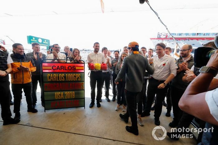 Carlos Sainz Jr, McLaren, celebra sus 100 Grandes Premios