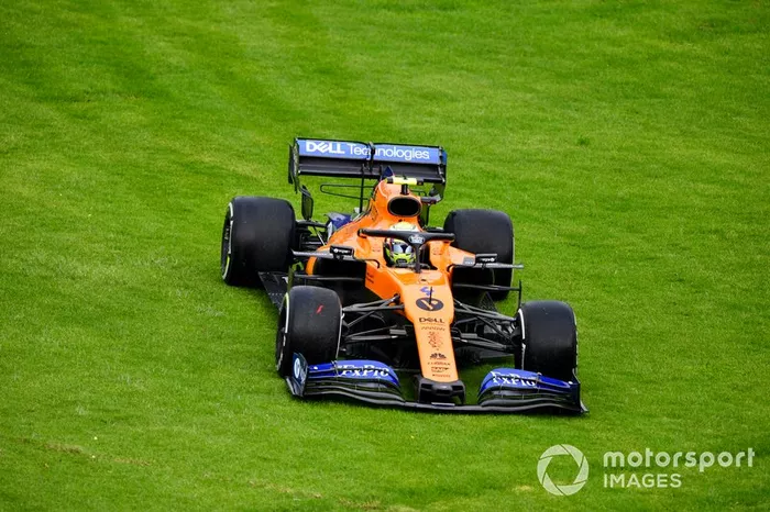 Lando Norris, McLaren MCL34 sobre la hierba