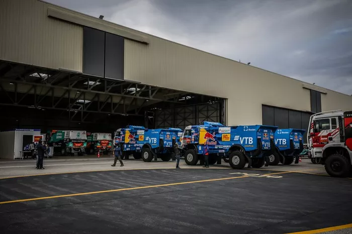 Verificaciones en Paul Ricard antes del embarque del Dakar 2020