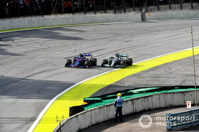 Pierre Gasly, Toro Rosso STR14 and Lewis Hamilton, Mercedes AMG F1 W10 