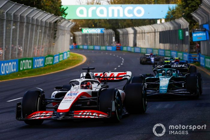 Kevin Magnussen, Haas VF-22, Sebastian Vettel, Aston Martin AMR22, Nicholas Latifi, Williams FW44