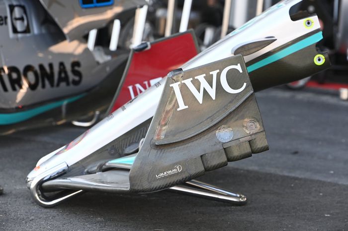 Detalle del alerón delantero del Mercedes W13