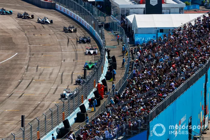 Nyck de Vries, Mercedes-Benz EQ, EQ Flecha de Plata 02, Edoardo Mortara, Venturi Racing, Flecha de Plata 02 van de la mano por el liderato de la carrera