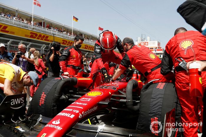 Charles Leclerc, Ferrari F1-75, llega a la parrilla de salida