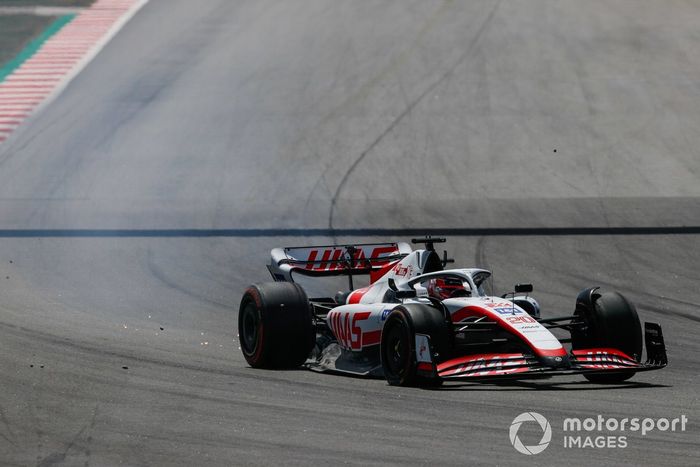 Kevin Magnussen, Haas VF-22, se dirige a boxes con daños tras un contacto en la primera vuelta 