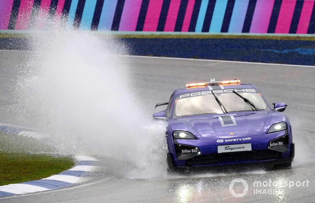El Safety Car de la FIA en pista bajo una intensa lluvia