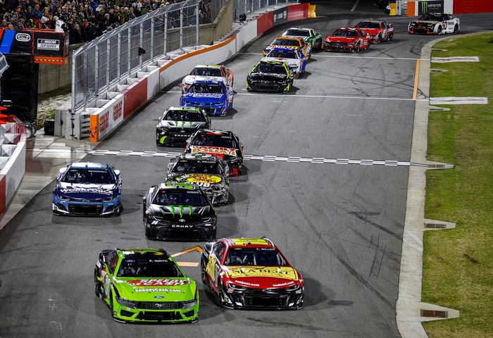 Zane Smith, Front Row Motorsports Ford, Ty Dillon, Kaulig Racing Chevrolet