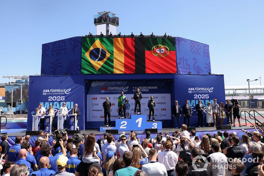 Podio: Ganador de la carrera Pascal Wehrlein, TAG Heuer Porsche Formula E Team, segundo puesto Lucas di Grassi, Lola Yamaha ABT Formula E Team, tercer puesto Antonio Felix da Costa, TAG Heuer Porsche Formula E Team