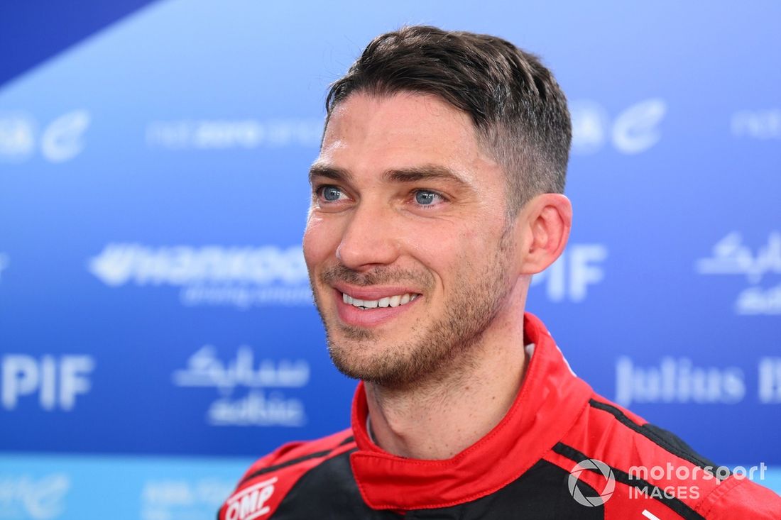 Edoardo Mortara, de Suiza y Mahindra Racing, observa en la e
