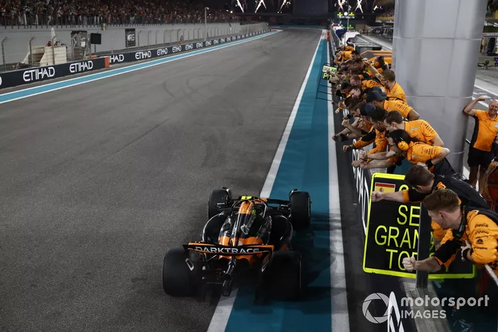 Lando Norris, McLaren MCL38, 1ère position, passe son équipe sur le muret des stands à la fin de la course