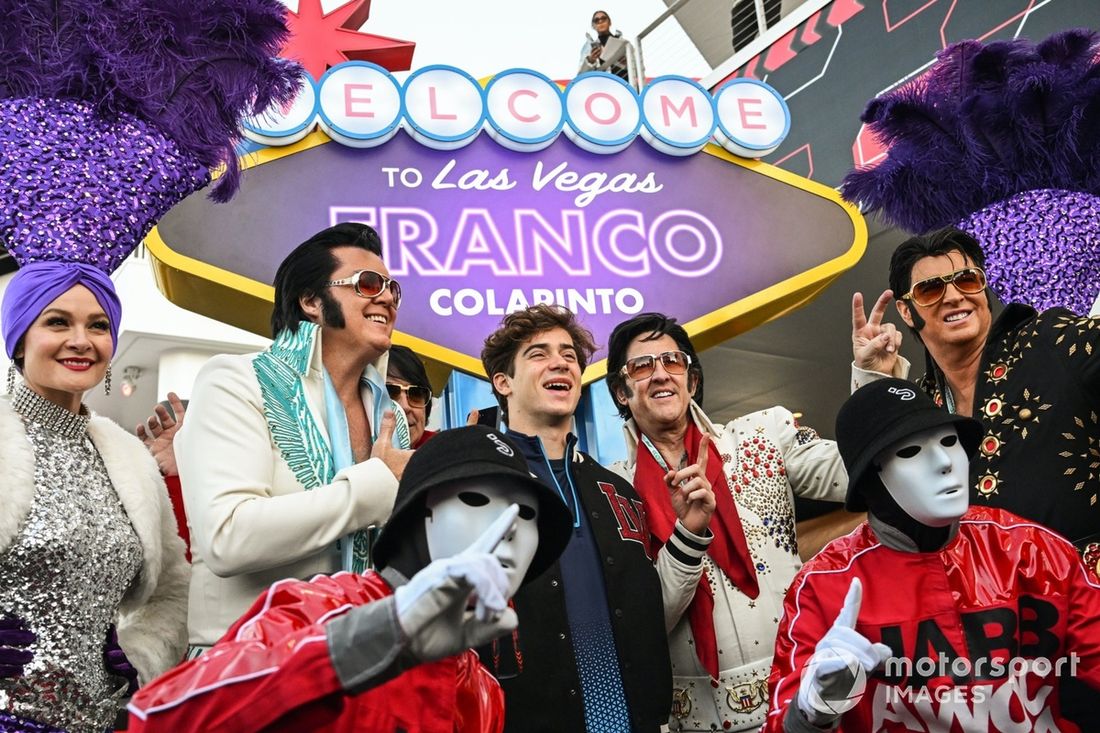 Franco Colapinto, Williams Racing, com imitadores de Elvis