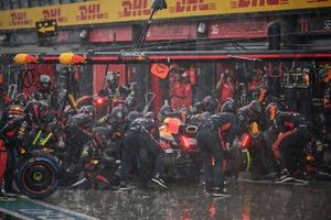 Max Verstappen, Red Bull Racing RB19, hace una parada en boxes