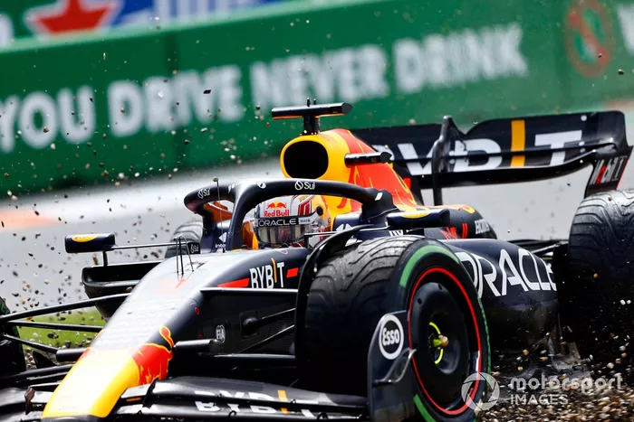 Max Verstappen, Red Bull Racing RB19, pasa por una trampa de grava