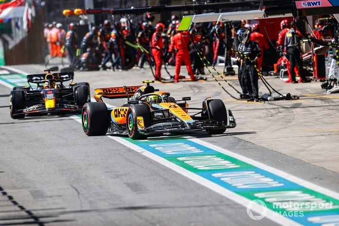 Lando Norris, McLaren MCL60, Max Verstappen, Red Bull Racing RB19, en boxes.