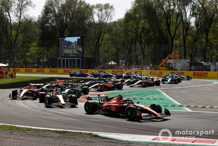 Carlos Sainz, Ferrari SF-23, Max Verstappen, Red Bull Racing RB19, Charles Leclerc, Ferrari SF-23, George Russell, Mercedes F1 W14, el resto de la parrilla en la salida.