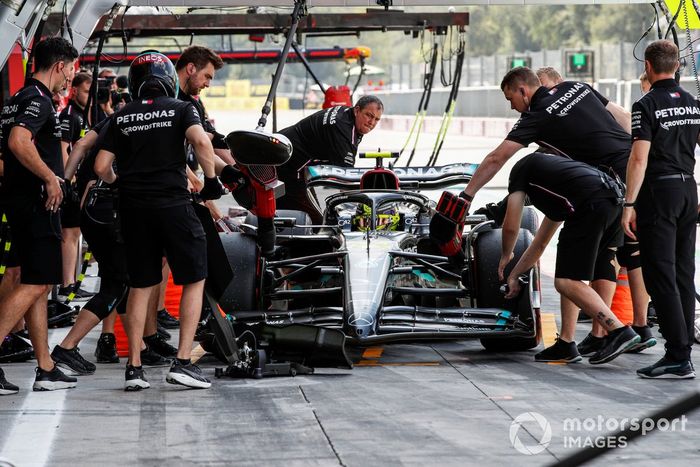 Lewis Hamilton, Mercedes F1 W14, en boxes durante los entrenamientos