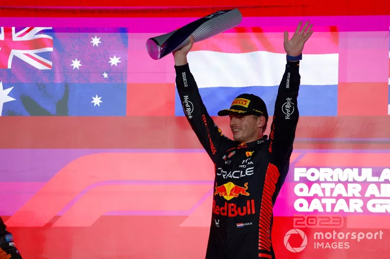 Max Verstappen, Red Bull Racing, 1° posizione, solleva il trofeo dei vincitori