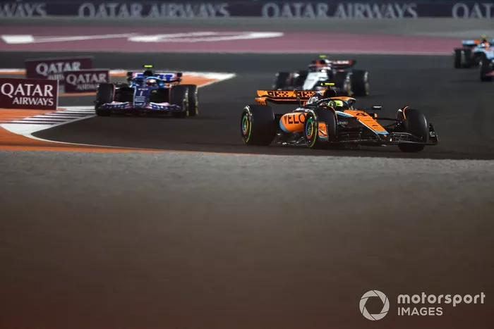 Lando Norris, McLaren MCL60, Pierre Gasly, Alpine A523, Yuki Tsunoda, AlphaTauri AT04