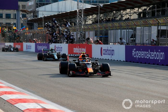 Sergio Pérez, Red Bull Racing RB16B, 1ª posición, Sebastian Vettel, Aston Martin, 2ª posición, y Pierre Gasly, AlphaTauri, 3ª posición, cruzan la meta