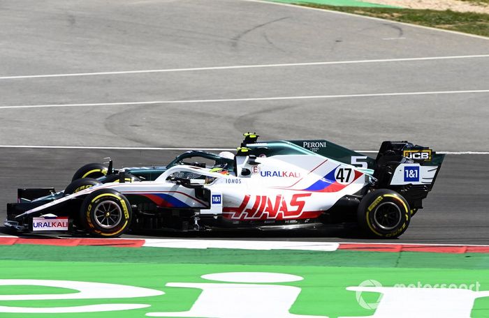 Sebastian Vettel, Aston Martin AMR21, Mick Schumacher, Haas VF-21