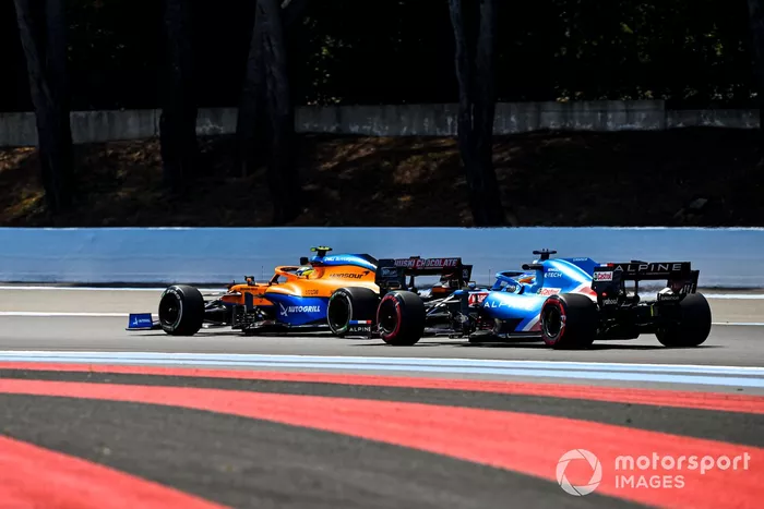 Lando Norris, McLaren MCL35M, Fernando Alonso, Alpine A521