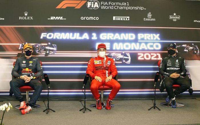Max Verstappen, Red Bull Racing, pole man Charles Leclerc, Ferrari, Valtteri Bottas, Mercedes, en la rueda de prensa posterior a la clasificación