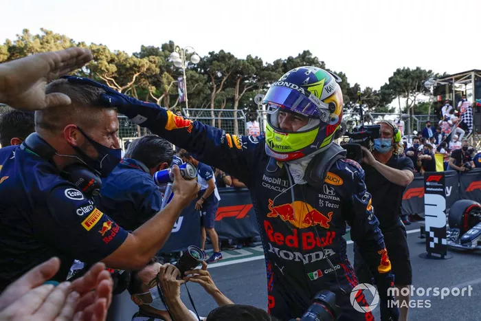 Ganador Sergio Pérez, Red Bull Racing, celebra en Parc Ferme