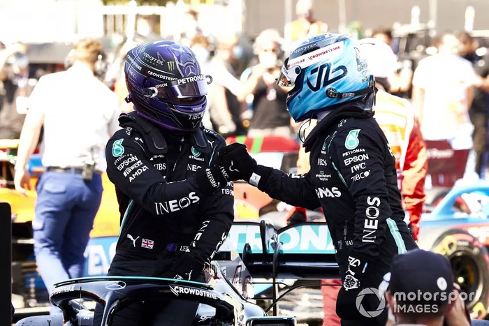 Valtteri Bottas, Mercedes y Lewis Hamilton, Mercedes, tras ganar su Pole Position 100 en la F1 en el Parc Ferme
