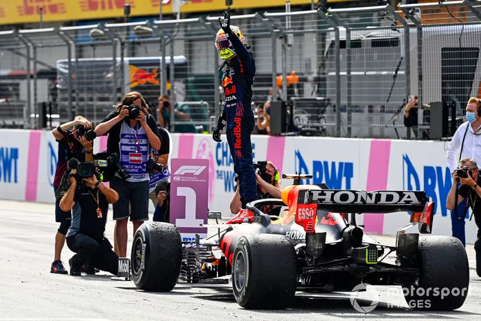 Ganador Max Verstappen, Red Bull Racing, celebra en Parc Ferme