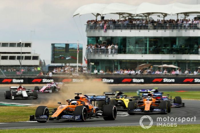 Carlos Sainz Jr., McLaren MCL34, Lando Norris, McLaren MCL34, Alexander Albon, Toro Rosso STR14, al inicio