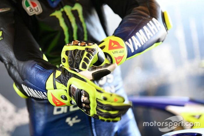 Dettaglio dei guanti di Valentino Rossi, Yamaha Factory Racing